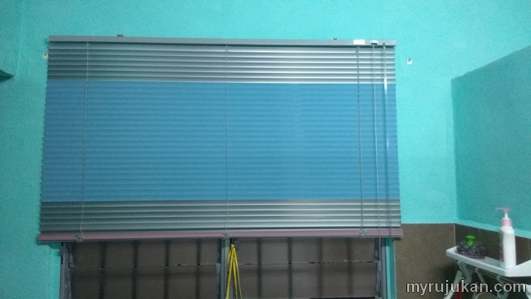 Beli blind dan pasangnya di dinding tingkat dapur