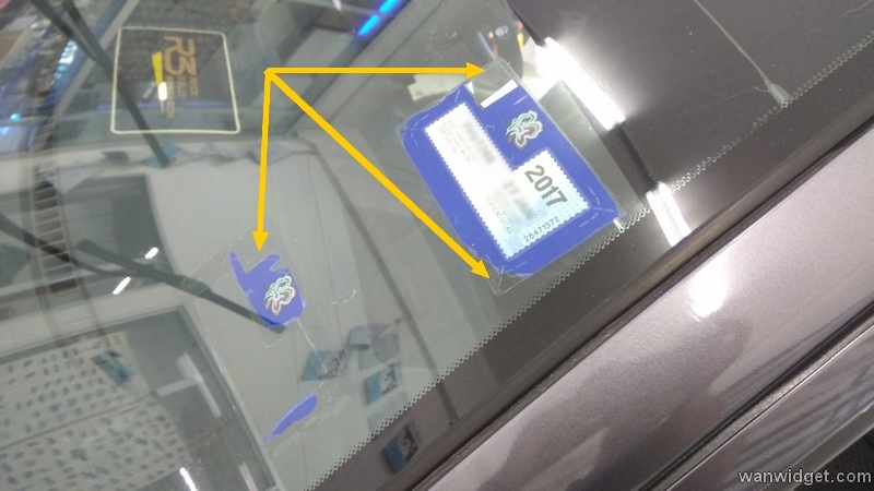 Kesan gam cukai jalan yang terlekat pada cermin hadapan kereta anda