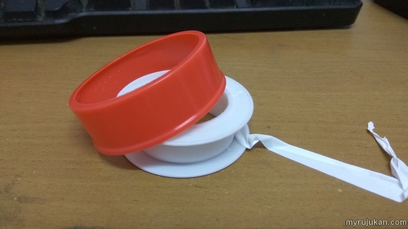 Seal tape untuk membuat pengambungan paip air sinki